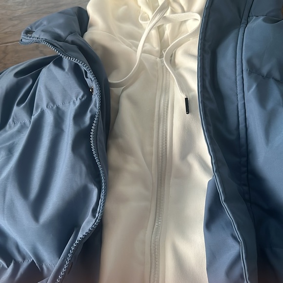 New without tags. Men’s puffer with built in hoodie. - Picture 2 of 6